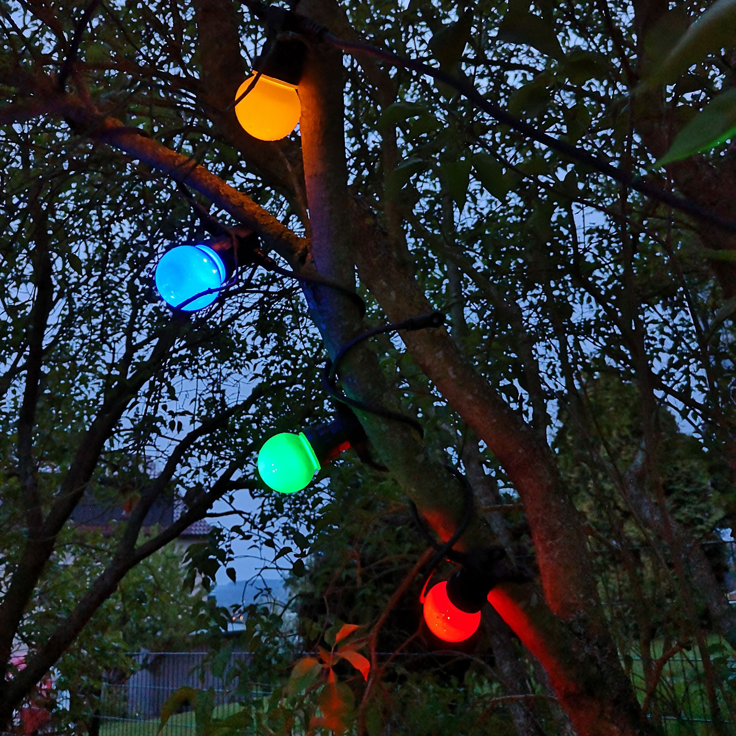 Biergartenbeleuchtung LED 10 mit farbigen Lampen